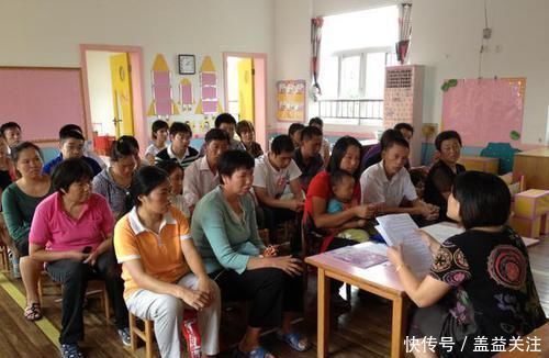 家长群|孩子放学后,反复唱一首歌,宝妈听清歌词后,在家长群指责老师