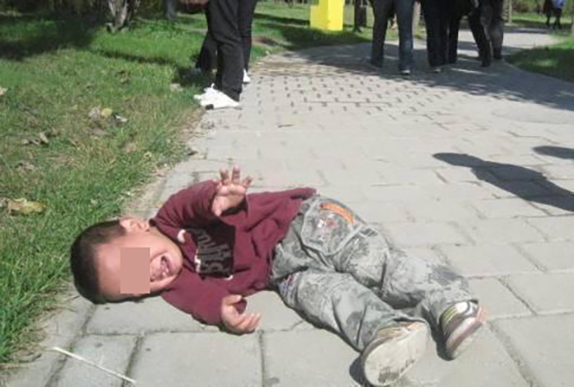 父母|孩子发脾气时,大吼“别闹了”不管用,家长不妨试试这几种方法