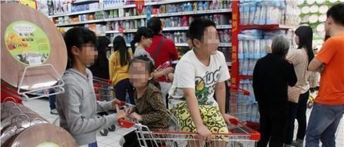 儿童乐园|“只是碰了一下,有啥关系”7岁男孩猛撞孕妇被打,网友活该