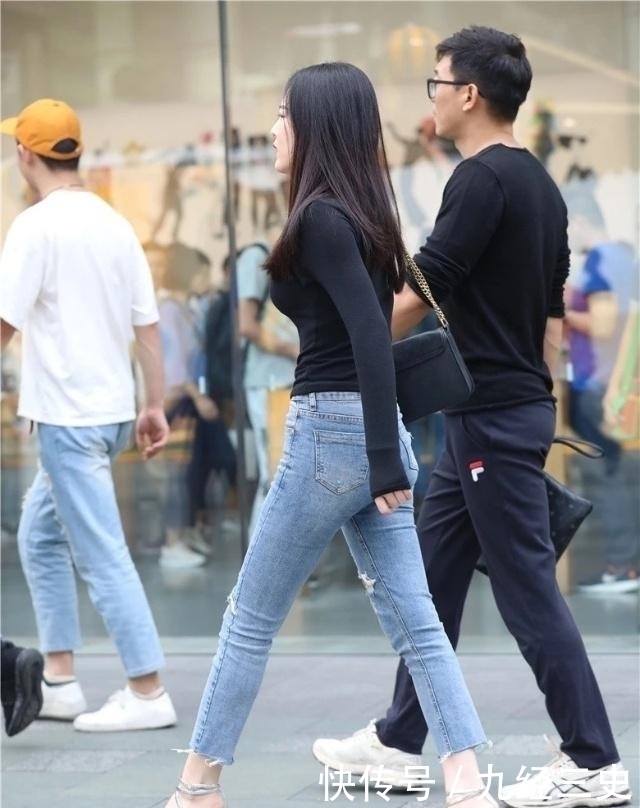牛仔裤|街拍:面带微笑气质可人的美女,牛仔裤尽显满满的潮流气息!