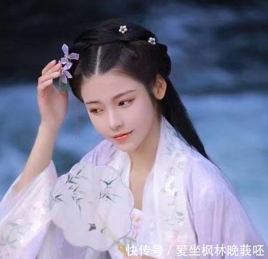 多情明月洒东墙,拥蟾光,理红妆