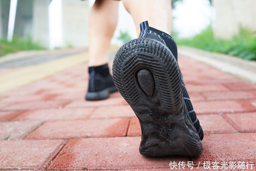 鹅卵石|不怕脏，不怕水，还很轻！OneMix小黑鞋评测