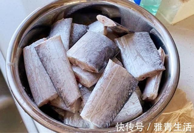 炸带鱼，有人裹淀粉，有人裹面糊，大厨都不对这才是正确做法