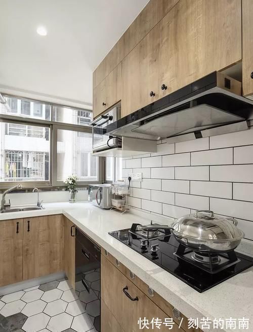 橱柜|厨房台面不能选这种,用不到3年就裂了,后悔死了!