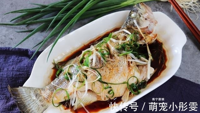 鱼身|蒸鱼时,冷水上锅还是热水?教你正确做法,鱼肉鲜嫩可口还没腥味