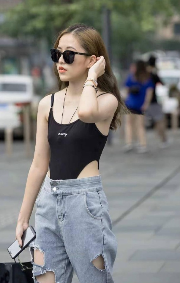 连体衣|连体衣加牛仔裤迷人“腰线”,这样穿也太潮了