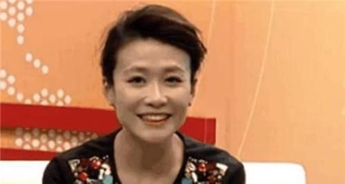 她是央视金牌主持人,因接电话推错门踏空坠楼,抢救19天也没救回