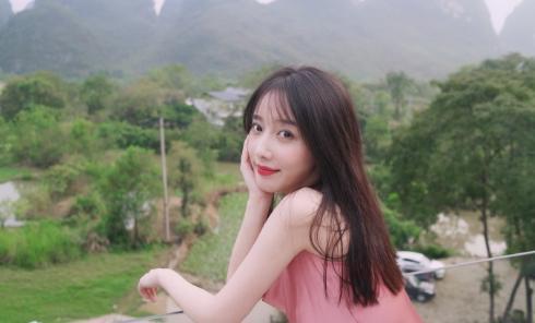 她原是《非誠勿擾》的觀眾,因長得美被星探發(fā)掘,搖身一變成演員