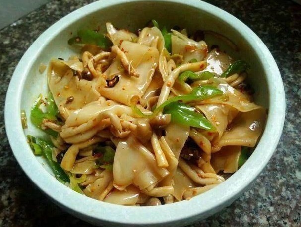 饺子皮做的这道美食,比饺子还好吃,再也不用担心剩饺子皮了