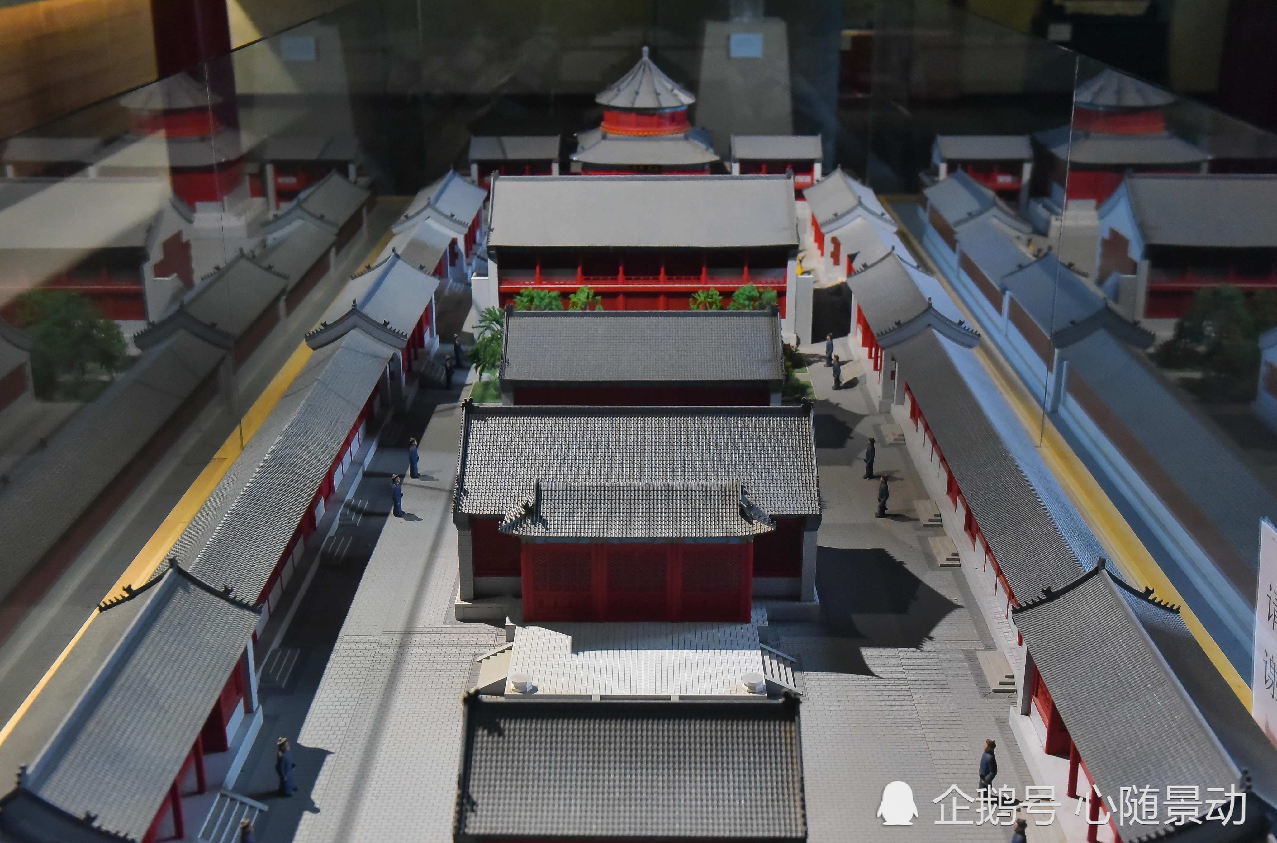 这口钟有600年历史,重46吨,比两层楼高,现在春节还能听到钟声