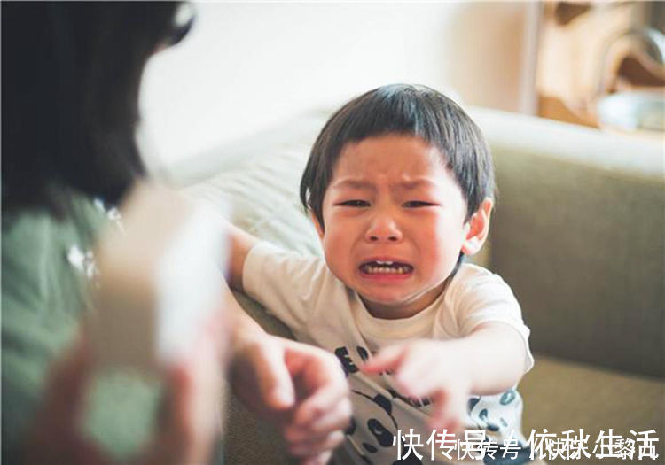 邻居|男孩从小爱哭和不爱哭，长大后差距很明显，爱哭的孩子招人疼