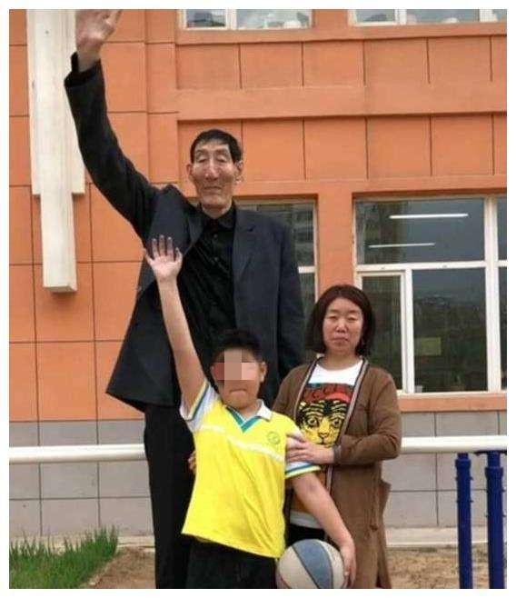 巨人|中国第一巨人身高2.36米,不顾医生反对生下一子,孩子现状成这样