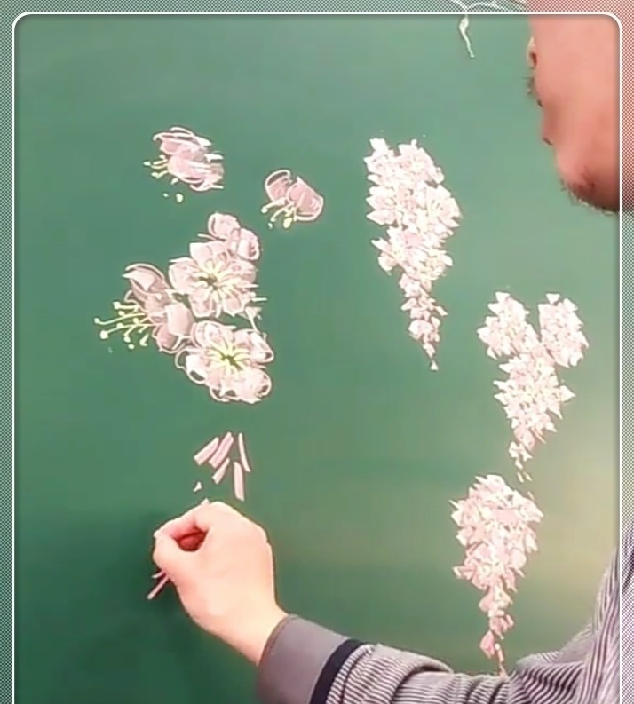 林美&美术老师用粉笔画“桃花林”,美到睁不开眼,网友:我家墙还空着