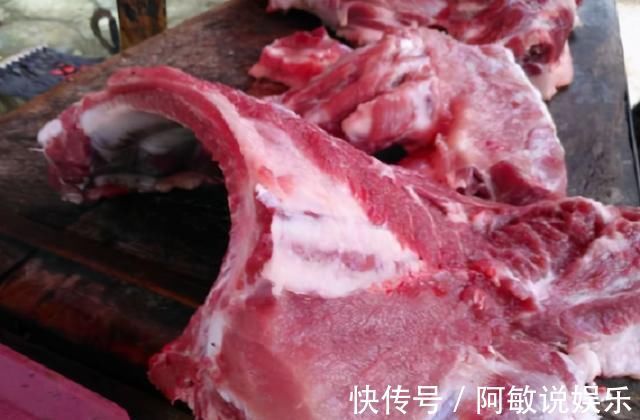 前排|买排骨，要挑肉多的还是肉少的？肉贩子无意说漏嘴，原来如此！