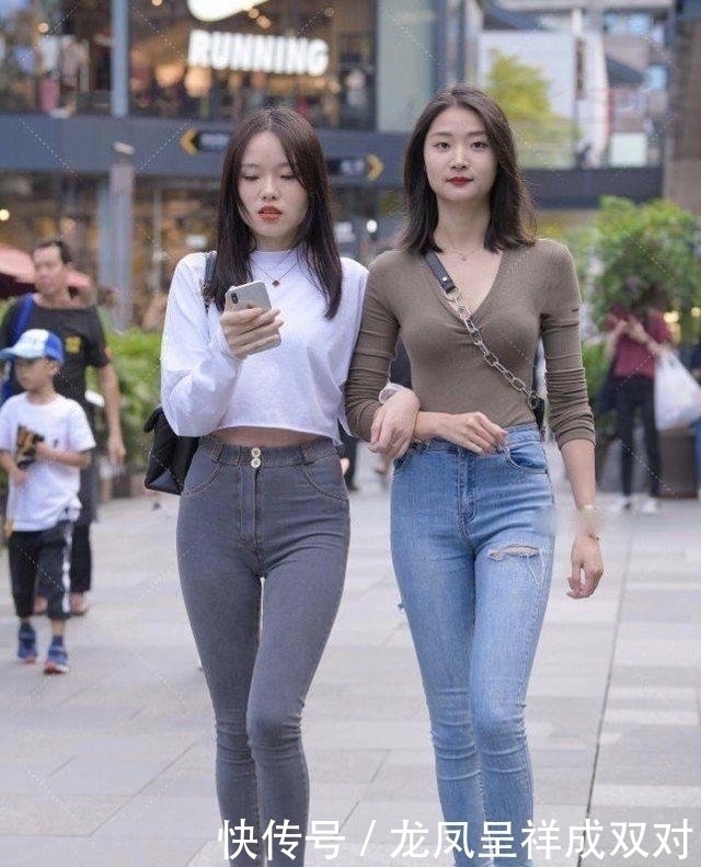 两个小姐姐的不同颜色的牛仔裤,穿出不一样的风格气质