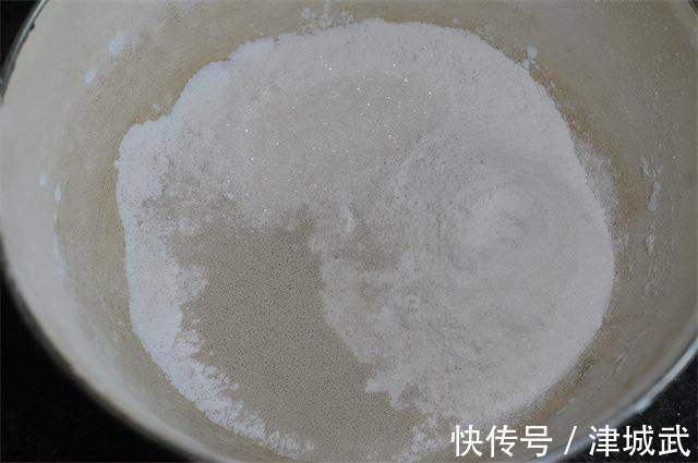 儿子爱上这早餐,粉粉糯糯特松软,10分钟连碗端上桌,好吃!