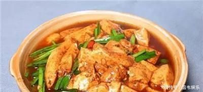做焖汁豆腐时,不要直接放入锅里煎,多加这两步,豆腐又嫩又滑