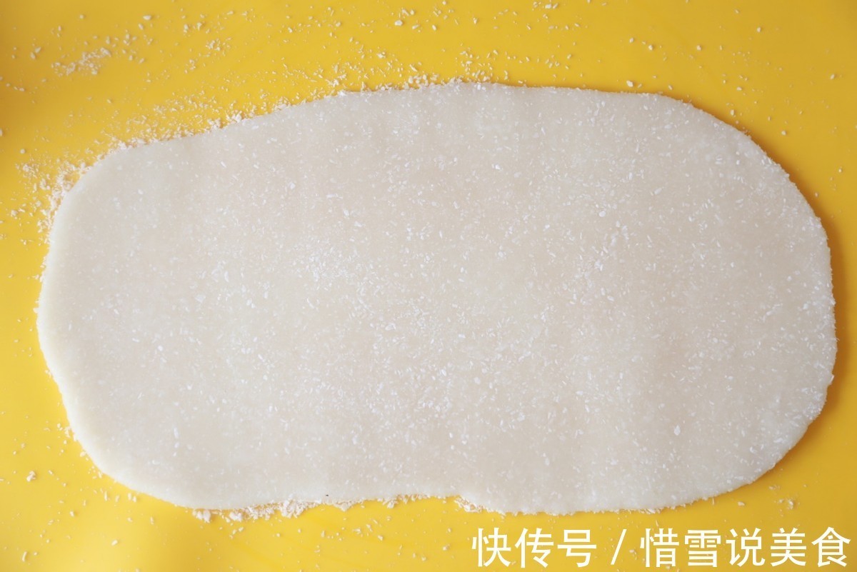 自制糯米豆沙卷,软糯的外皮,甜甜的馅料,真的是太好吃了