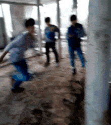 |搞笑GIF趣图宝宝呀,带你出来遛个弯,不容易呀!