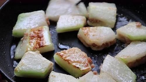 冬瓜吃了30年，这样做头一次见，鲜香美味，比炖排骨还好吃