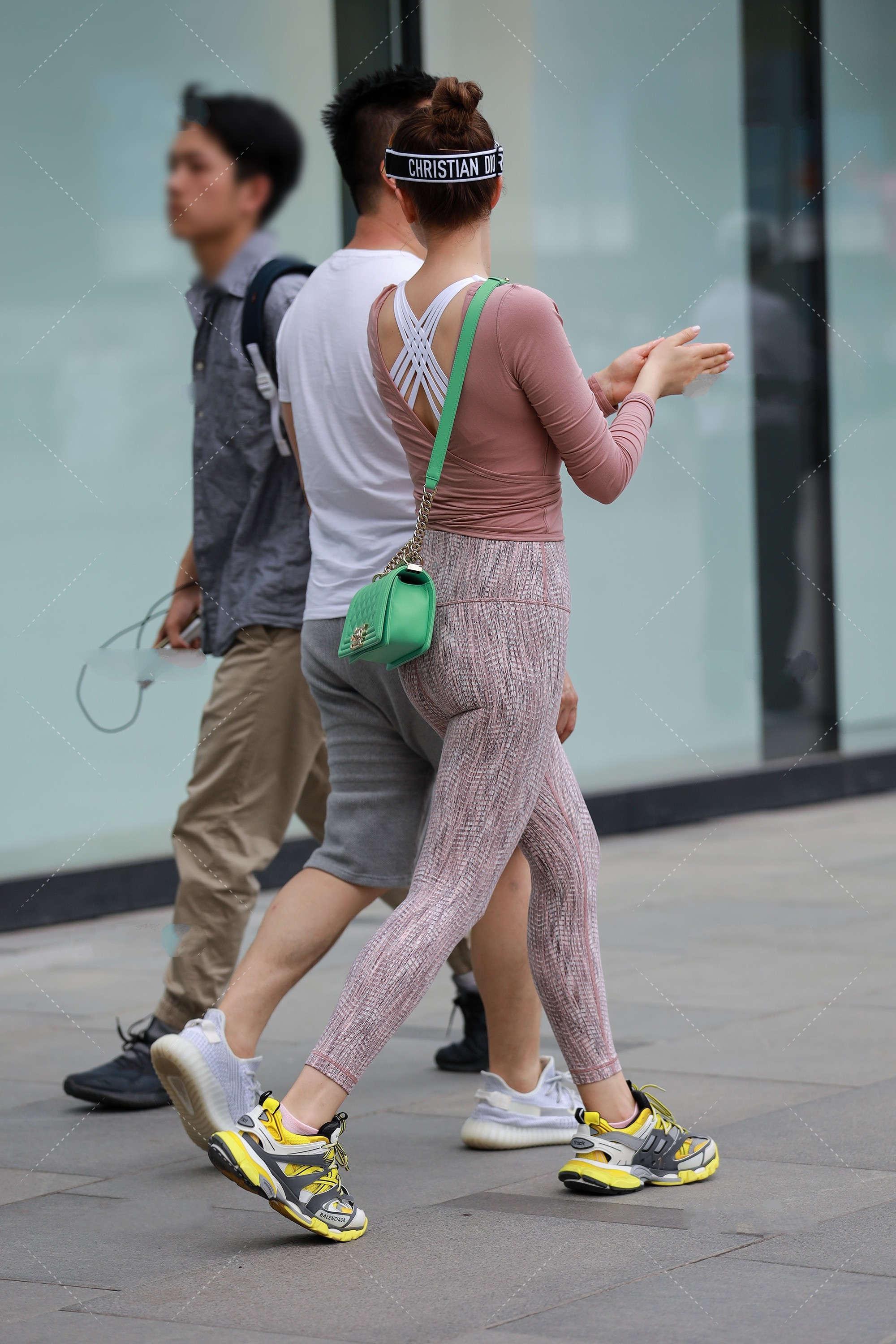 豆沙色|沙色上衣搭配同色系运动裤, 简约大方, 青春时尚