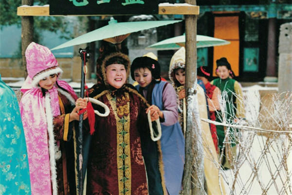 史家!史湘云全家做针线,是穷困潦倒?贾母在枕霞阁的生死劫:打脸宝钗