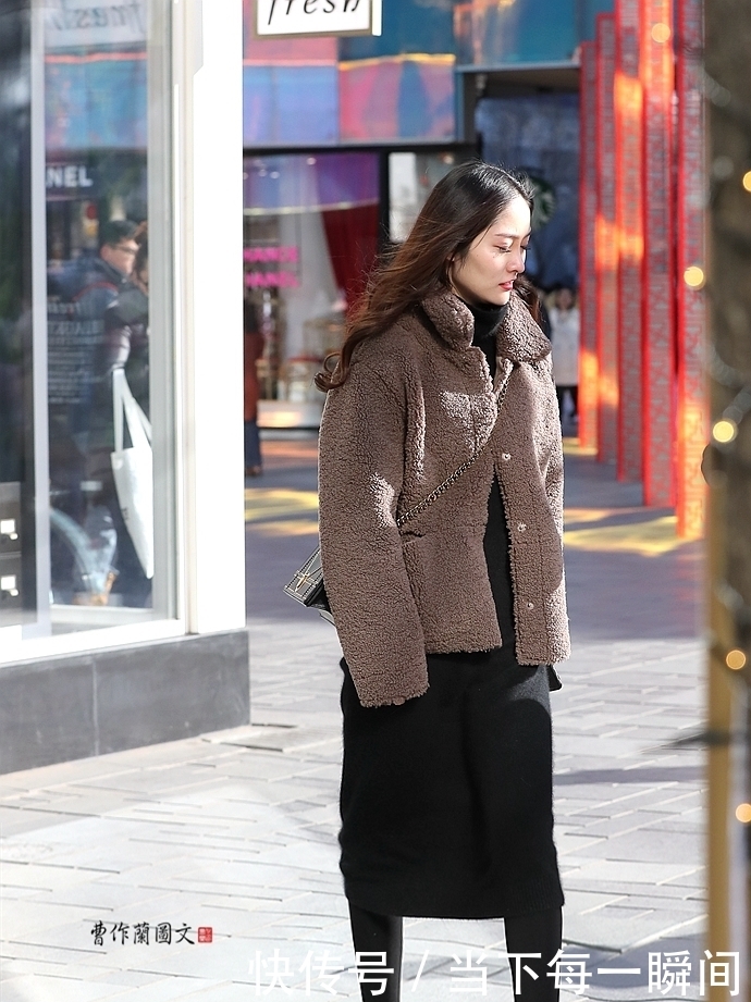 聚合|聚合打底裤和黑丝的优点,美女巧用黑色打底袜,给冬装添加时尚