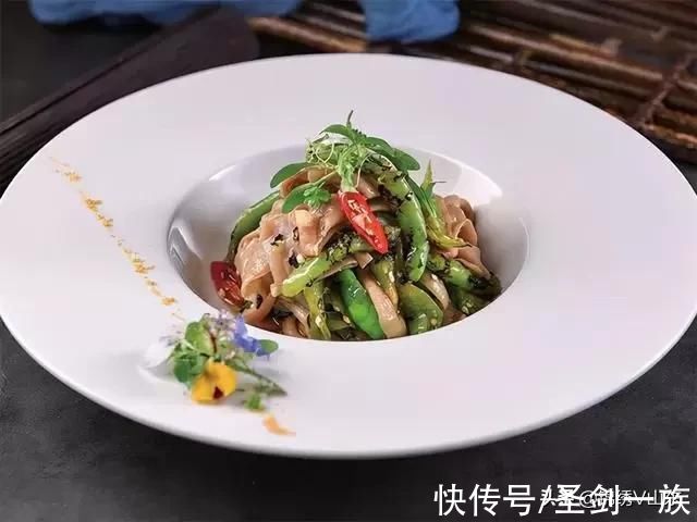 去战友家串门,战友点了十二道菜招待,都是我们爱吃的