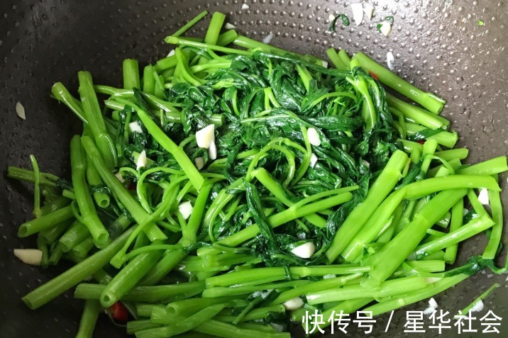 食欲|又到了吃空心菜的最佳季节,炒出来脆嫩爽口不发黑,很有食欲