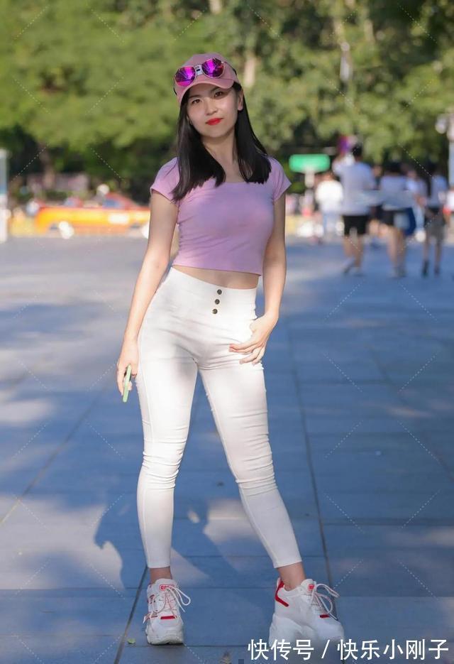 u领 披肩秀发的一字肩打底裤美女,风格多样又舒适耐看