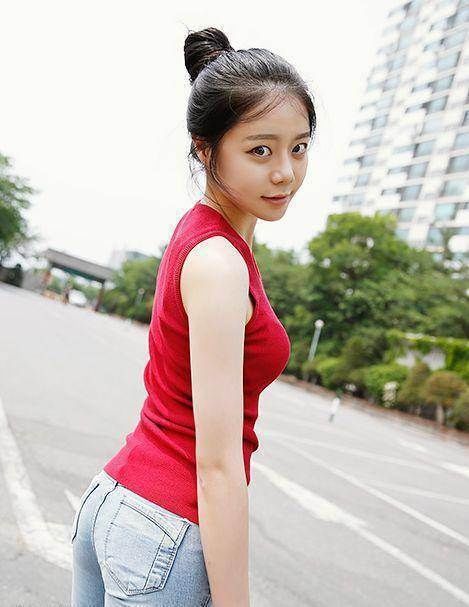 芳华|性感小姐姐紧身牛仔裤，也能活力满满，十足的女人味！