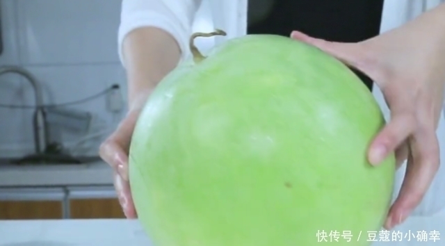 发现|靓妹用7块钱买了一个西瓜,一刀劈开那一刻,发现被坑了