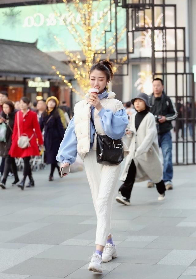 美丽的休闲装呈现出别具一格的美丽，优雅中更显几分女味