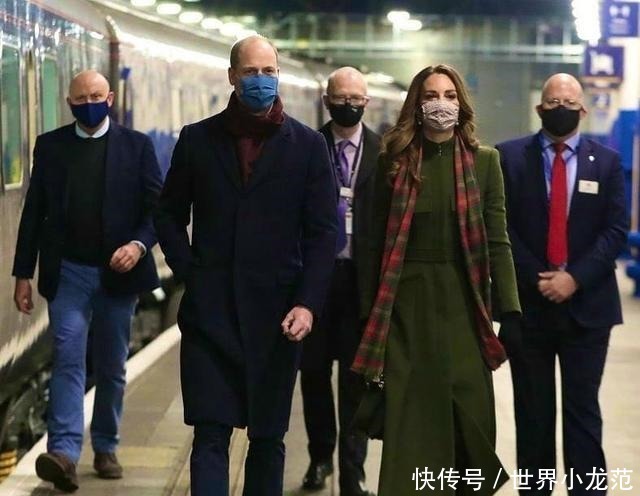 凯特|凯特王妃穿蓝色大衣和威廉王子车站秀时尚,时尚拉风,太有风度