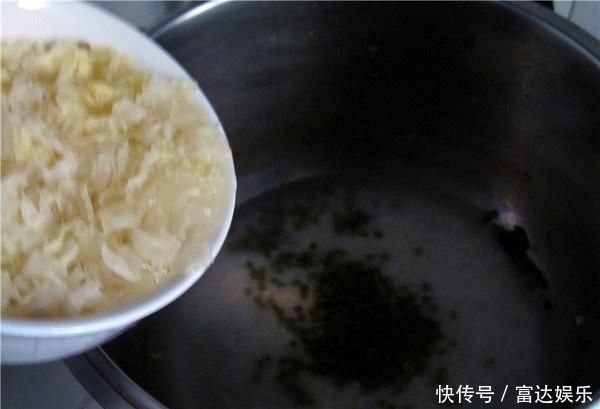 炖银耳汤直接放糖就大错特错了多加这“1步”,银耳羹清甜粘稠