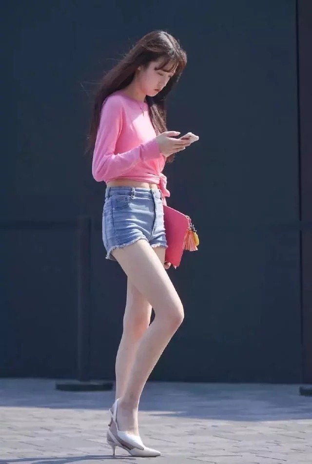 街拍:小姐姐戴着墨镜,身上穿的这件v领的连衣裙,十分的飘逸