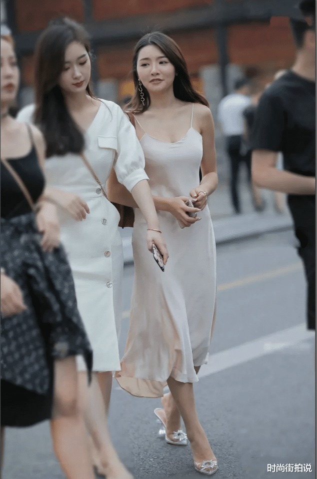 小姐姐|白色吊带裙,更能塑造小姐姐的“公主梦”