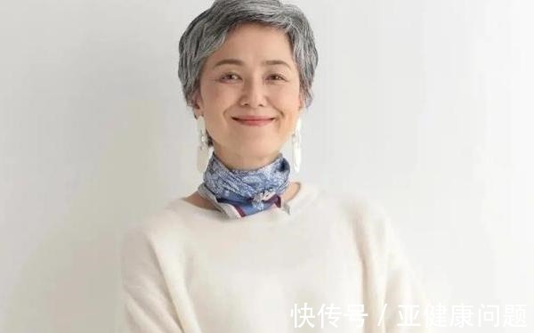 白发 老年人白发多不想染发,什么发型减龄试试蓬松洋气的小卷发型吧!