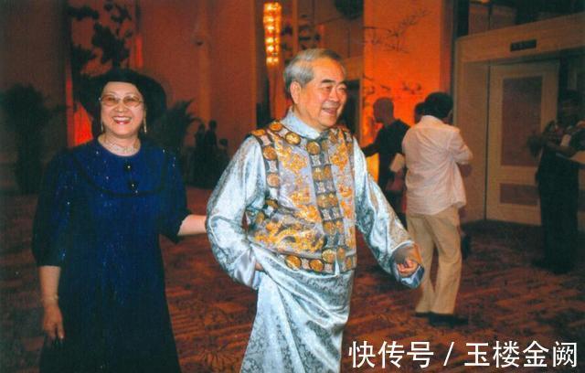 书法$范曾书法作品20万一平尺,这副对联值300万!网友:字迹真美!