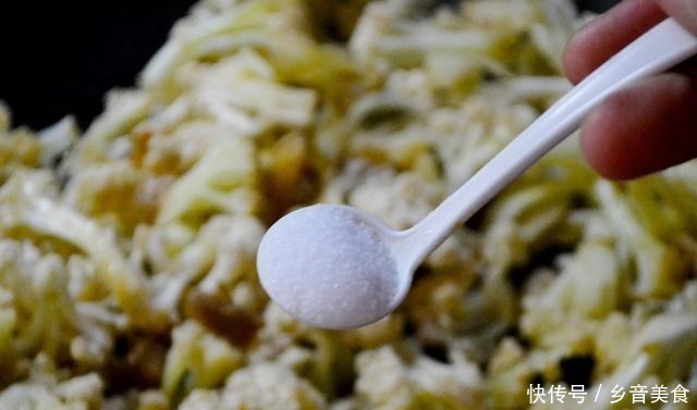 翻炒至|花菜这样做最好吃,香辣又开胃,菜比肉还好吃,隔壁邻居都馋哭了