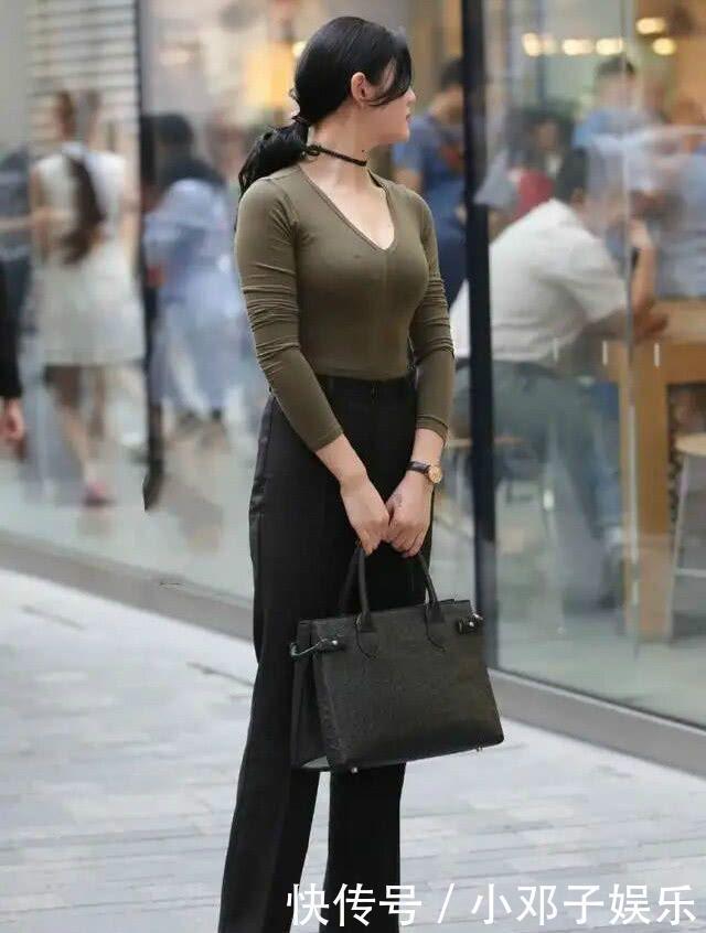 略显“老气”的阔腿裤,宽大的裤腿与身材形成反差