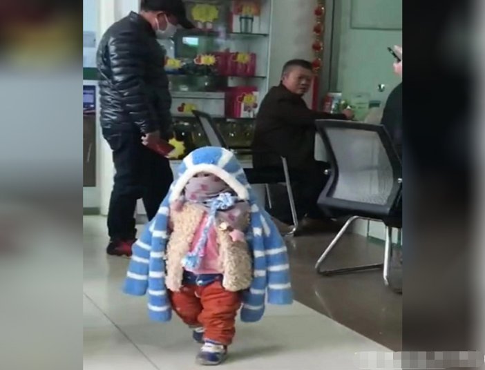 烤肉|爷爷将娃“全副武装”带上街,胖似企鹅,网友:是爷爷觉得你冷