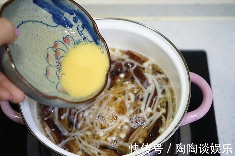 好喝的双菇蛋花汤做法竟然如此简单,鲜香浓郁,喝一口回味无穷