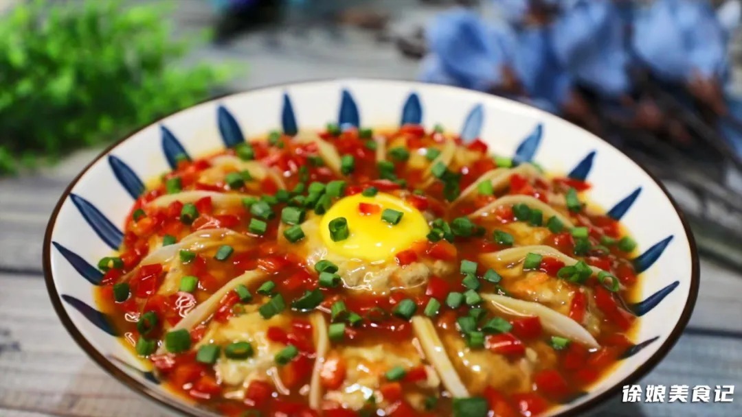 莲藕最有仪式感的做法，加入一个鸡蛋放锅里蒸一蒸，营养又美味，上桌吃光光