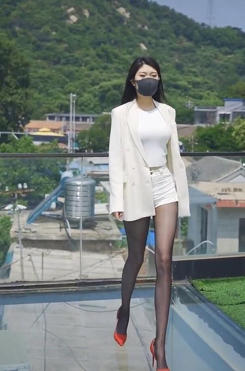 优雅到骨子里了！热裤也要配高跟，高级精致感