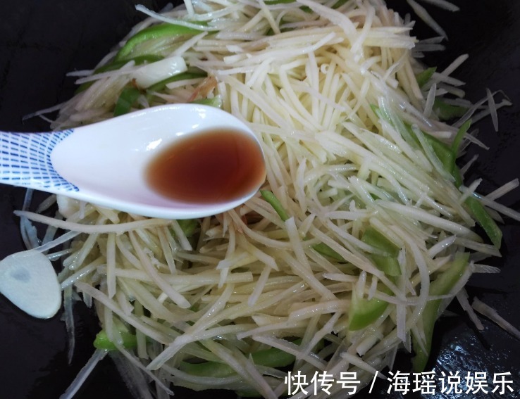 炒土豆丝别只会用白醋和花椒油了,用它炒,土豆丝油亮入味