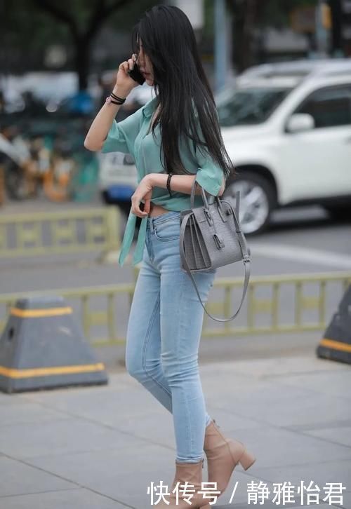 女神 高挑女神秀超美颜值，牛仔裤升级时尚感，最佳女友便是如此