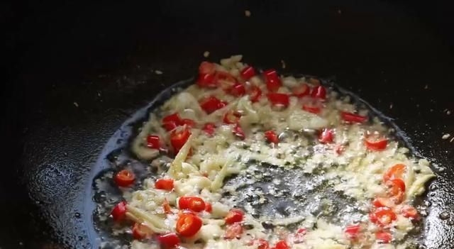 金针菇新吃法，擀面杖压一压，超级下饭，每次连汤汁都不剩下