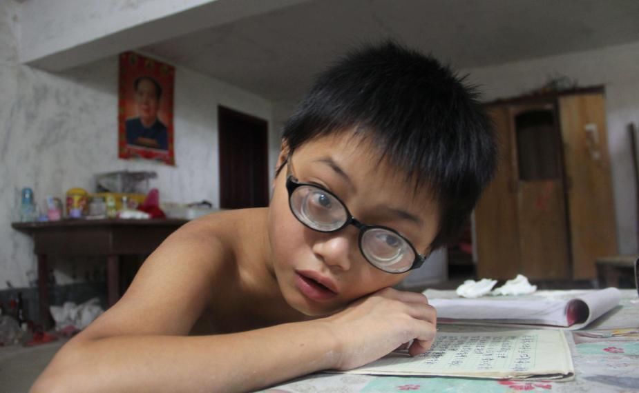 小朋友|为啥有的初中生,天天玩手机却从不近视医生道出了实情