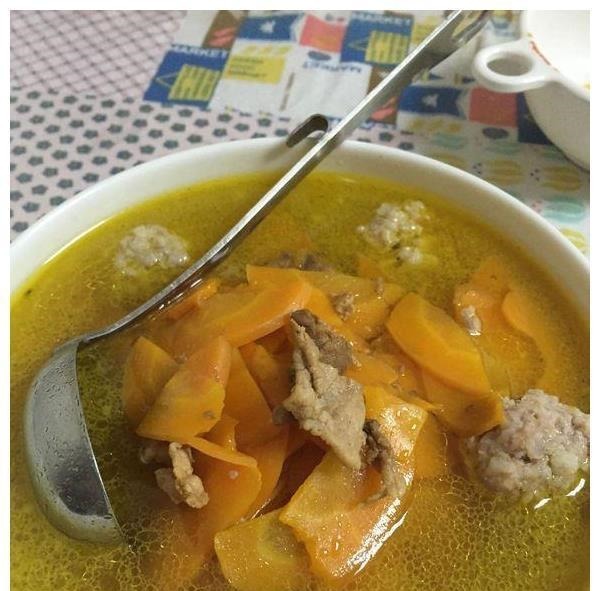 保姆阿姨放假回来，我特意做了一桌菜庆祝，饭后她感动的掉出眼泪